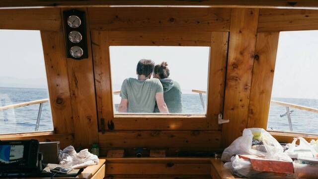 Un hombre y una mujer en un barco en el mar.