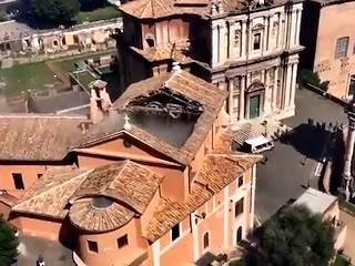 Se hunde el techo de una iglesia en Roma