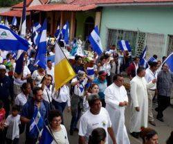 Una manifestación anti-Ortega en Masaya, con sacerdotes en ella
