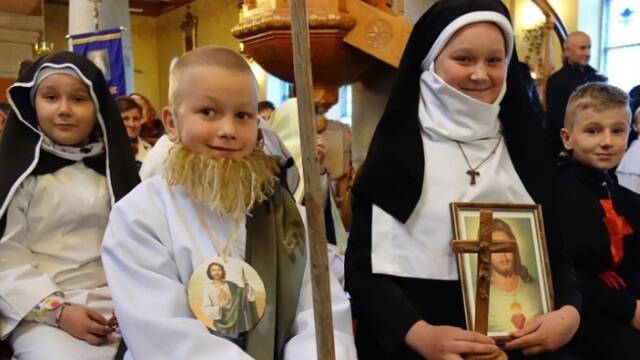 Niños vestidos de santos en Holywins, probablemente Judas Tadeo y Faustina Kowalska