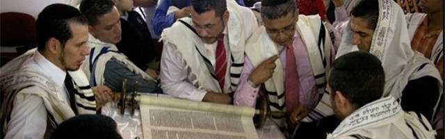 JudÃ­os rezando en una sinagoga