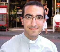 Luis Santamaría es un sacerdote español especializado en grupos sectarios