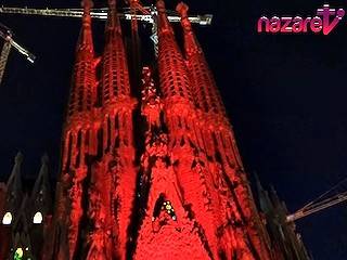 La Sagrada Familia, roja por los mártires