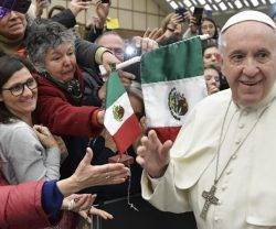 El Papa Francisco saludó a unos peregrinos mexicanos, entre otros muchos, en su primera catequesis de los miércoles de 2019