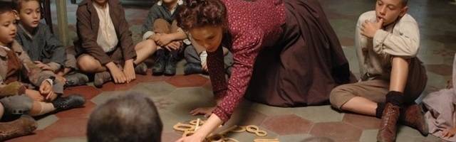 Una escena de la pelÃ­cula italiana de 2007 sobre MarÃ­a Montessori, la gran pedagoga catÃ³lica cuya metodologÃ­a siguen aplicando muchas escuelas