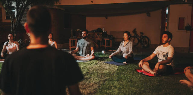 «Con yoga y mindfulness autorizas a los demonios a que se hagan cargo», advierte un exorcista