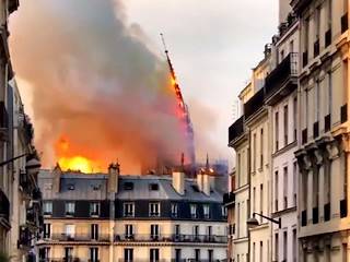 Arde Notre Dame de París: inquietante