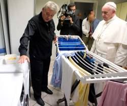 Krajewski, en 2015, mostrando al Papa un albergue para hombres sin hogar en Roma - es el Limosnero Apostólico y también cardenal