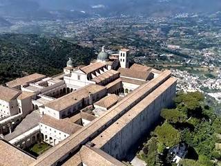 Dron sobre la abadía de Montecassino
