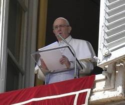 «El testimonio del evangelio quema toda forma de particularismo», advierte el Papa en el Angelus