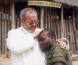 Benedicto Sánchez en uno de sus encuentros de  reconciliación con antiguos soldados forzados y niños de la guerra en Angola
