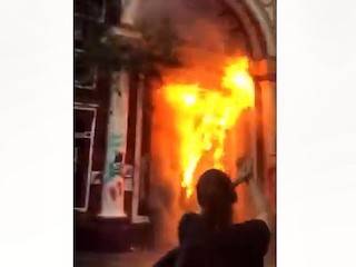 Chile, arde la iglesia, aplauden: «Hermoso»