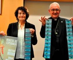 Isabel Escartín - pastoral penitenciaria de Zaragoza- y Ángel Pueyo -obispo de Barbastro animan a financiar estas tarjetas de teléfono para presos