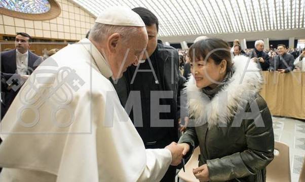 Francisco habló cordialmente con la mujer china días después del incidente, en la audiencia general