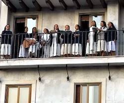 Una comunidad de religiosas alegra el día a sus confinados vecinos cantando desde el balcón