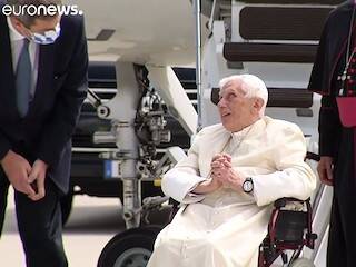 Visita de Benedicto al cementerio