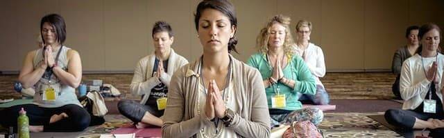 Mujeres en una clase de yoga.