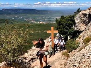 Cruz para una ermita víctima del odio