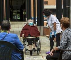 Visita a un familiar en una residencia