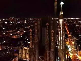 Encendida la estrella de la Sagrada Familia