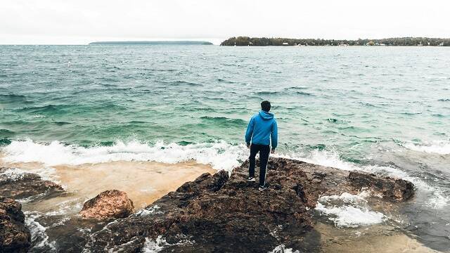 Conocerse a uno mismo es como asomarse al mar, hay mucho que descubrir - foto de Warren para Unsplash