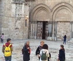 Pocos peregrinos por la pandemia ante la puerta del Santo Sepulcro... arcos de los cruzados, columnas romanas reutilizadas