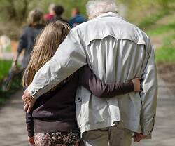 Un anciano y una muchacha, caminan unidos; foto de Janosch Lino para Unsplash