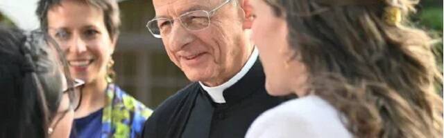Fernando Ocáriz, prelado del Opus Dei, habla con unas mujeres