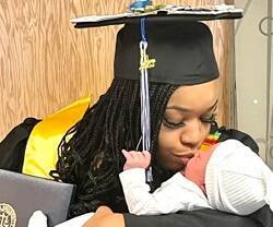 Jada Sayles vestida de graduada besa a un bebé 