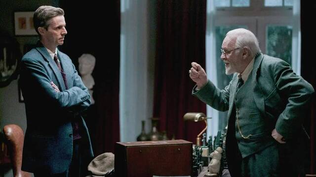 Matthew Goode, la izquierda, como C.S. Lewis y Anthony Hopkins como Sigmund Freud en 'La última sesión de Freud' (2023).