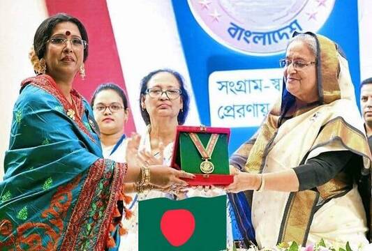 La Primera Ministra de Bangladesh entrega un premio a la cantante Anima Mukti Gomes