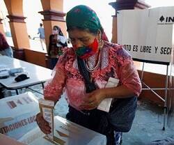 Una mujer introduce su voto en urna en las elecciones mexicanas de 2021