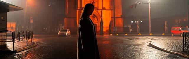 Una mujer sola en la calle de noche, y una iglesia cerrada... foto de Niko Tsviliov para Unsplash