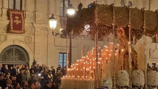 La Macarena, en su procesión de la 'madrugá' en Sevilla. 