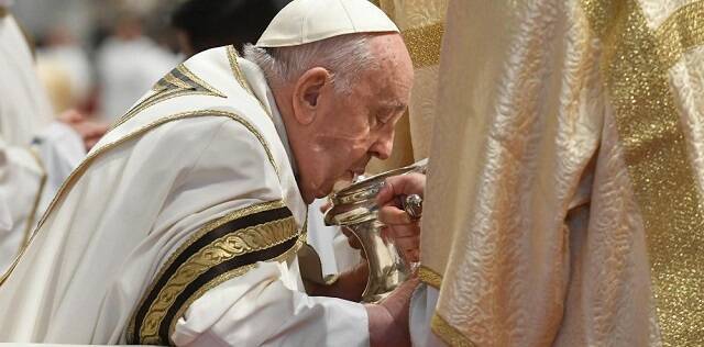 El Papa Francisco con la urna de los santos óleos en la Misa Crismal de 2024