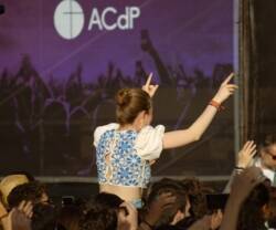 Una joven en la Fiesta de la Resurrección de la ACdP. 