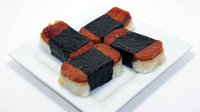 Plato de musubi hawaiano.