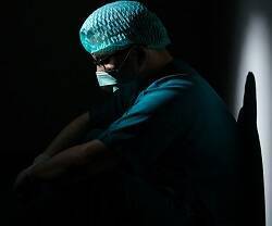 La eutanasia arroja sombras en la profesión médica... foto de Mulyadi en Unsplash