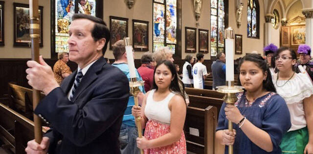 Católicos de Estados Unidos en procesión de entrada en un templo