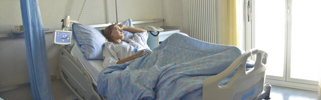 Chica en cama de hospital
