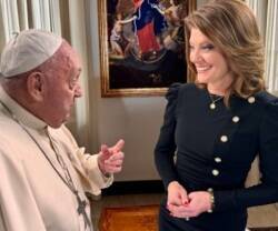 El Papa Francisco con la periodista de CBS Norah O'Donnell. 