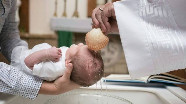 Bebé siendo bautizado.