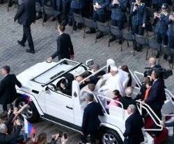 El Papa llega a la Plaza de San Pedro, entre peregrinos policías, para su catequesis sobre la esperanza