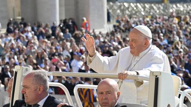 El Papa Francisco saluda a los fieles durante el recorrido por la Plaza de San Pedro de cada miércoles de audiencia general. Foto: Vatican Media.