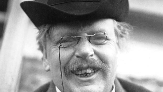 El escritor Chesterton nació hace 150 años, su bigote, sombrero y gafas son parte de su personaje