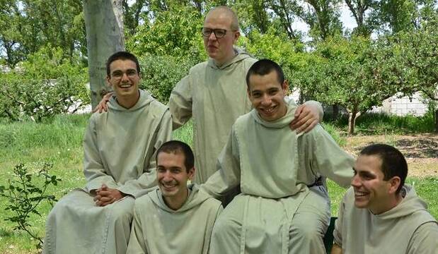 5 religiosos de Verbum Spei, monjes jóvenes y alegres, posan al llegar a su nueva casa en Burgos