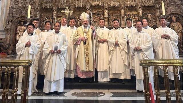 Capellanes de las comunidades chinas con el arzobispo Escribano en el Pilar de Zaragoza