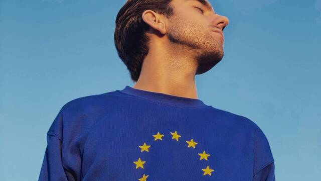 Un joven con los símbolos de la Unión Europea, foto de Henri Lajarrige en Unsplash