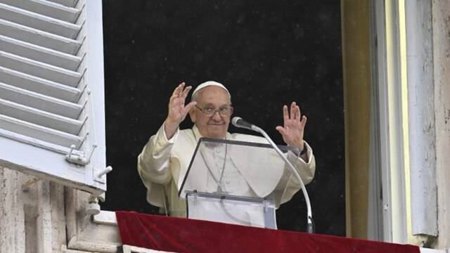 El Papa pide en el Ángelus del día del Corpus «convertirnos en lo que comemos, ser ‘eucarísticos’»