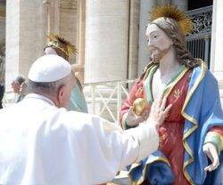 El Papa Francisco con el Sagrado Corazón de Jesús. 